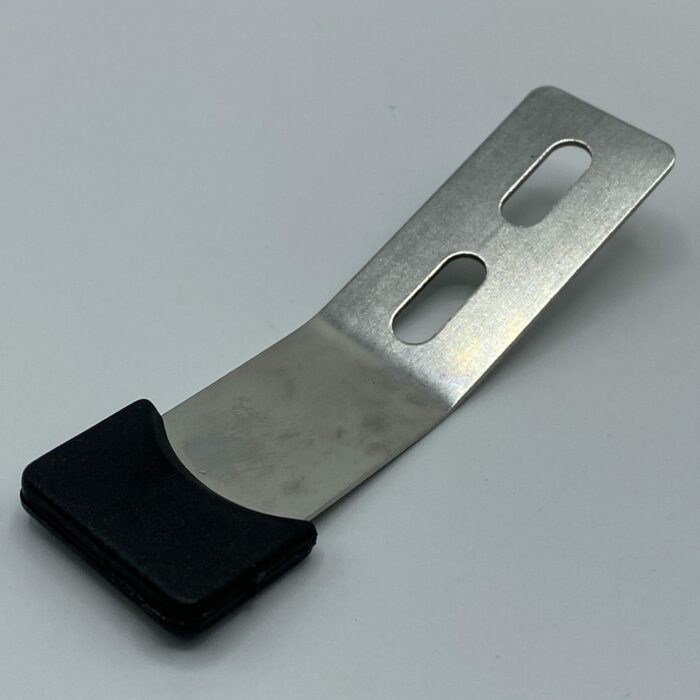 Rudder retaining clip
