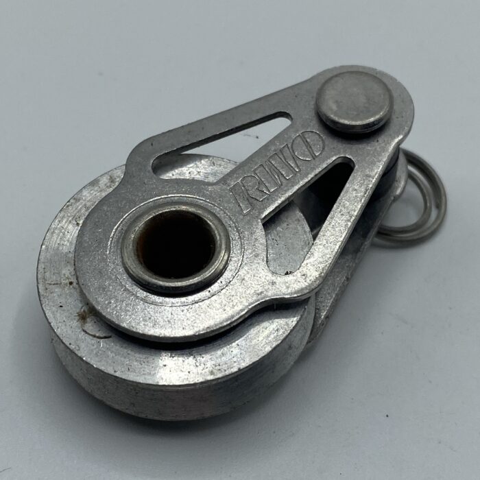 Halyard block for wire halyards