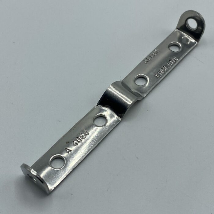 Mainsail head plate burgee clip