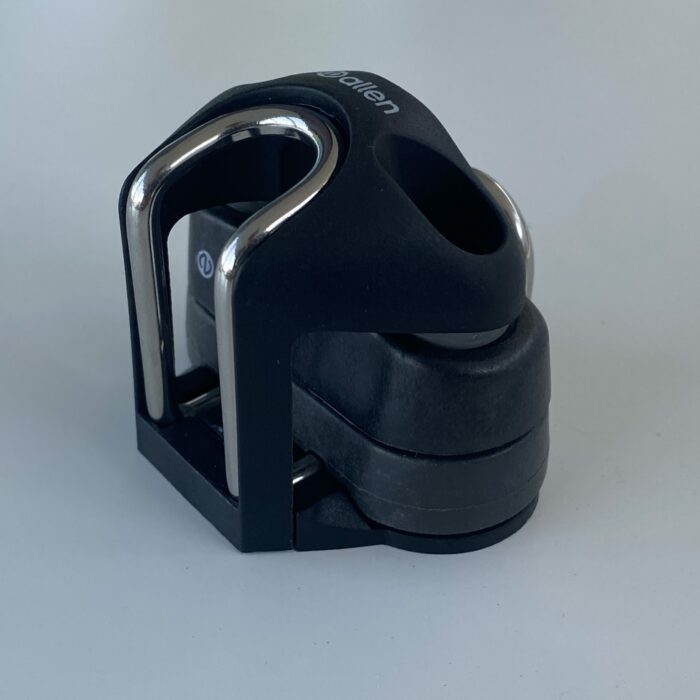 Small cam cleat with front and rear lead