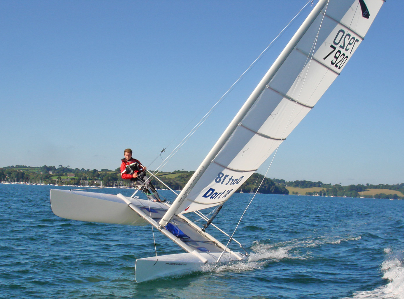 catamarano dart 18